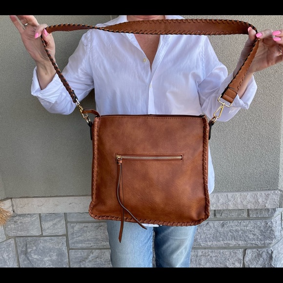 Beautiful faux leather crossbody bag. Excellent condition like new - Picture 3 of 11